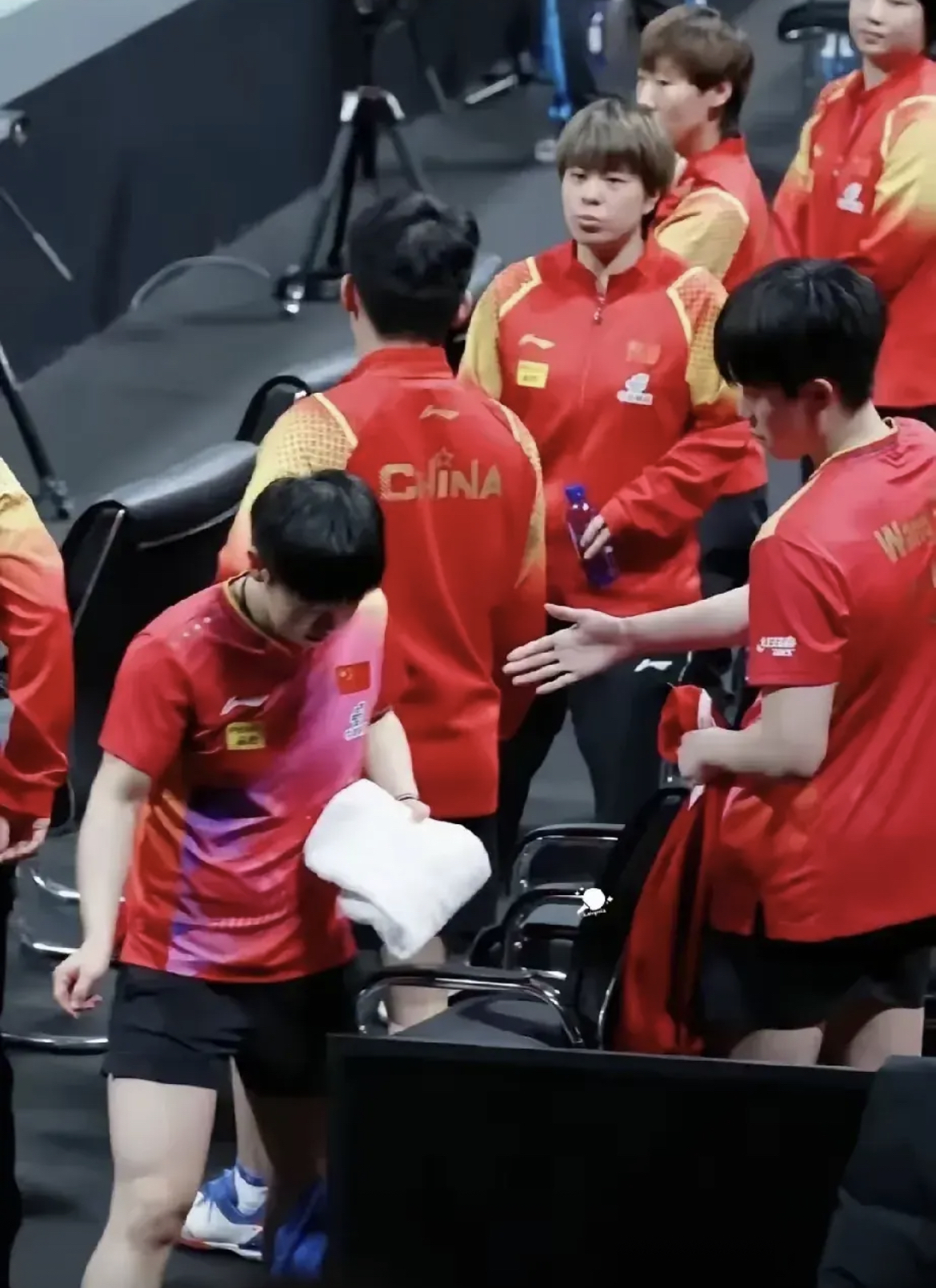 比赛过程中球员擦肩而过呼风唤雨