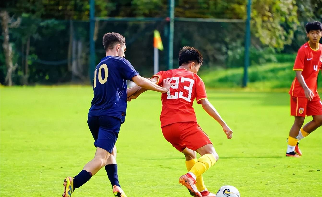 开云体育在线-关于狂热球迷尽显忠诚为心仪球队欢呼助威的信息