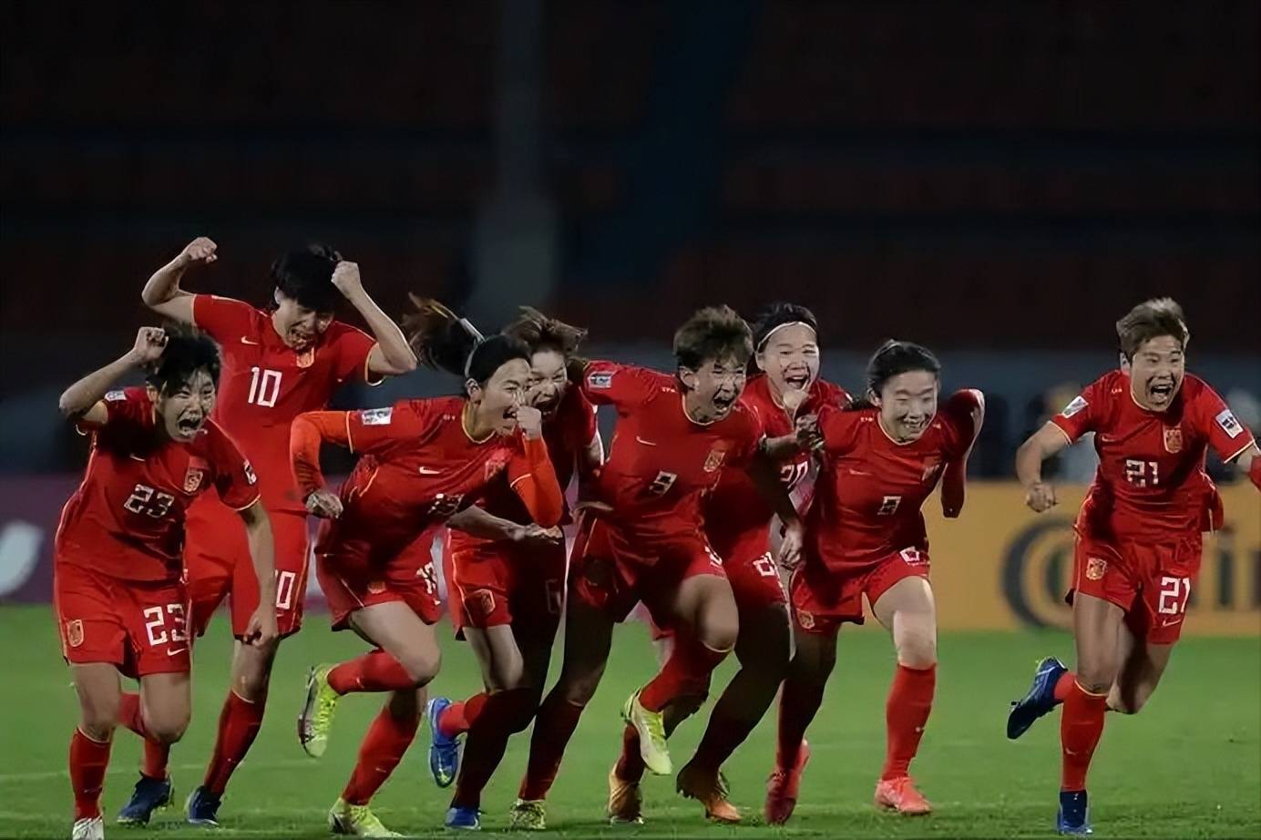 月光下的女足赛场上演一幕幕精彩对决，球员表现抢眼的简单介绍