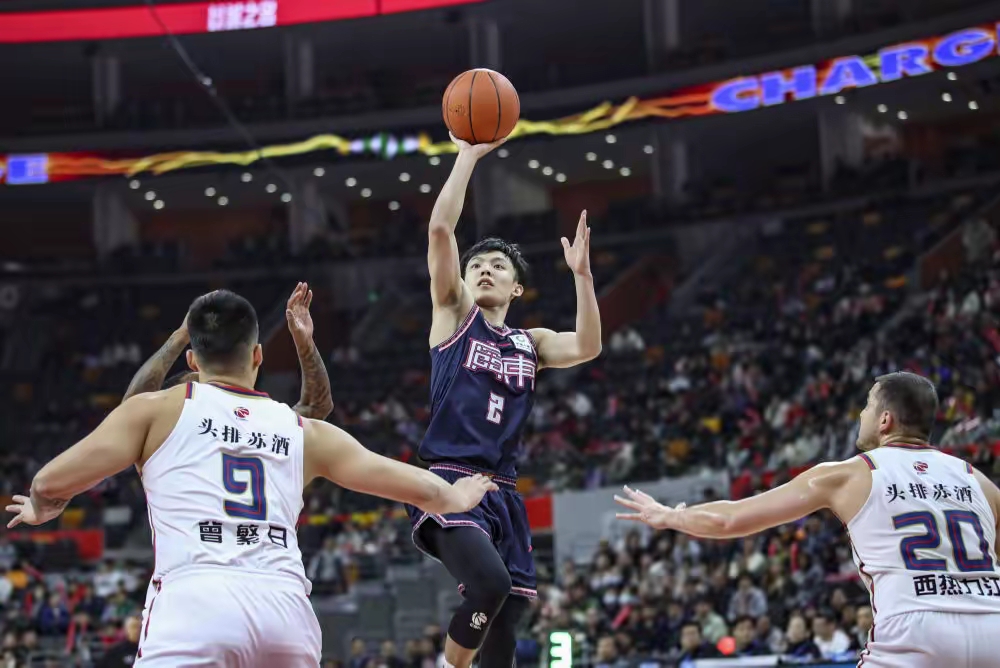 上海男篮显露实力，轻松战胜广东宏远