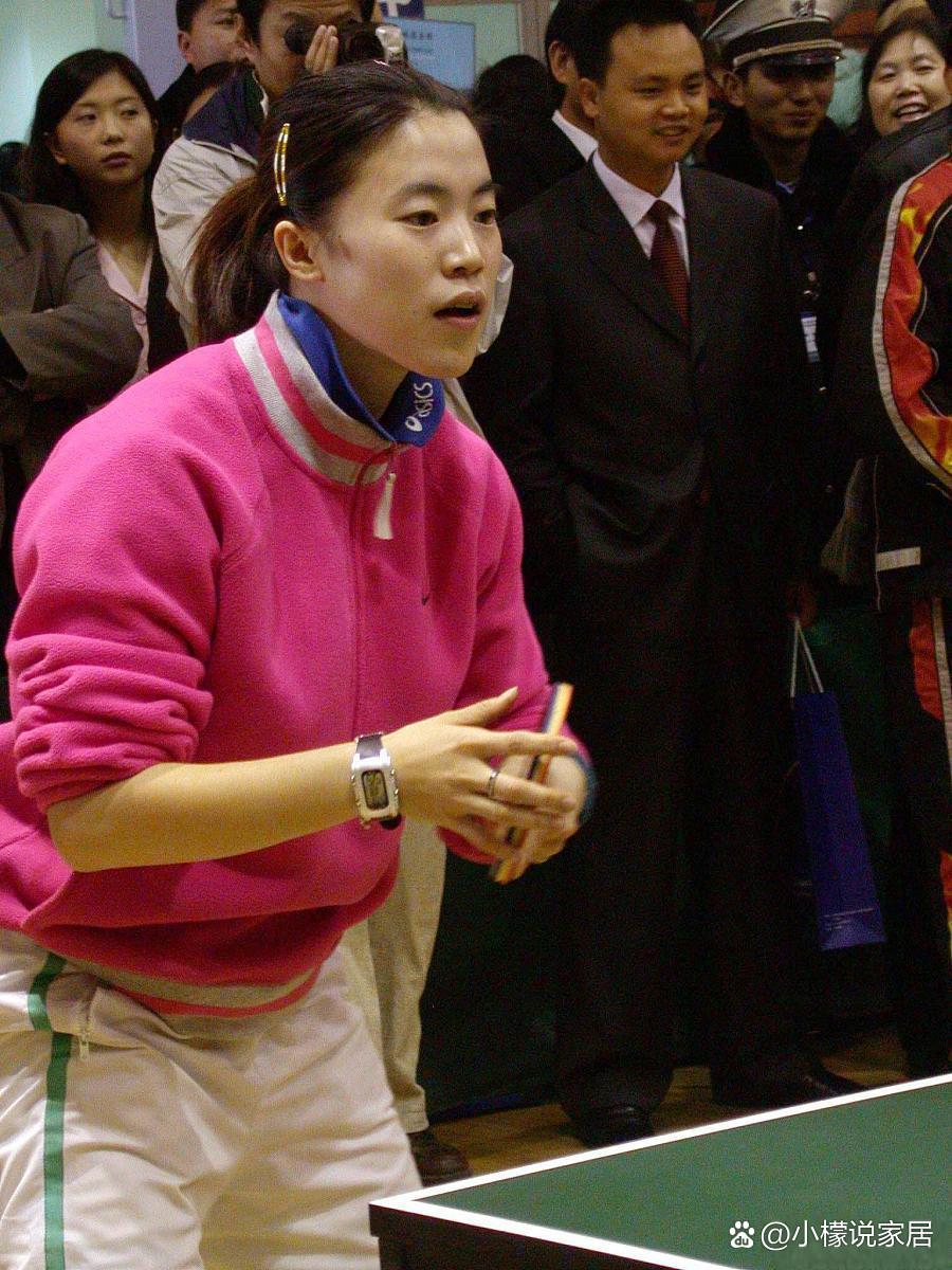 开云体育下载-乒乓球传奇选手王楠现场加油