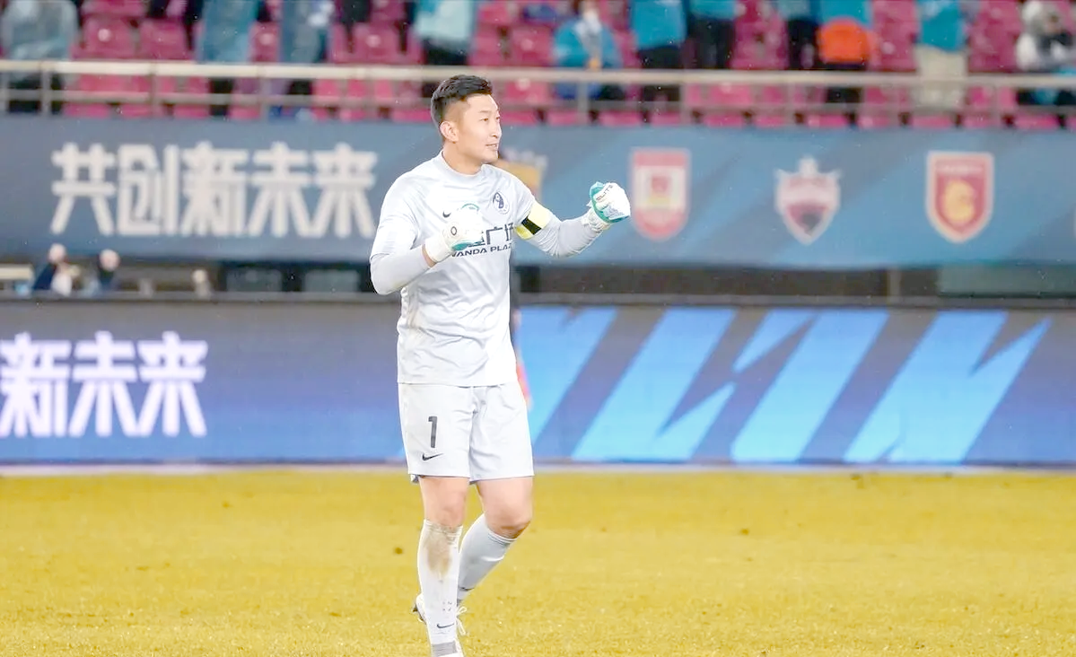 包含大连人队长传学子登顶，赛场精彩表现的词条