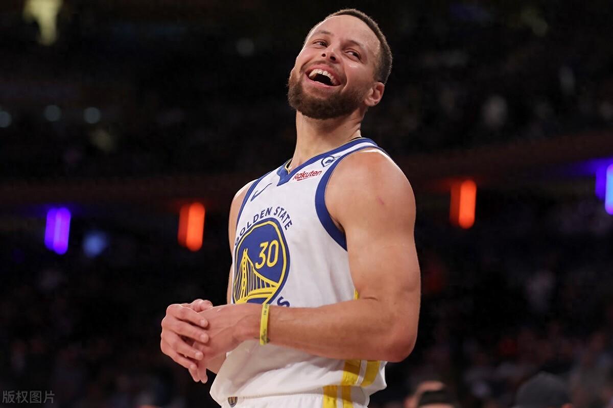 勇士客场大胜尼克斯，汤普森神勇表现