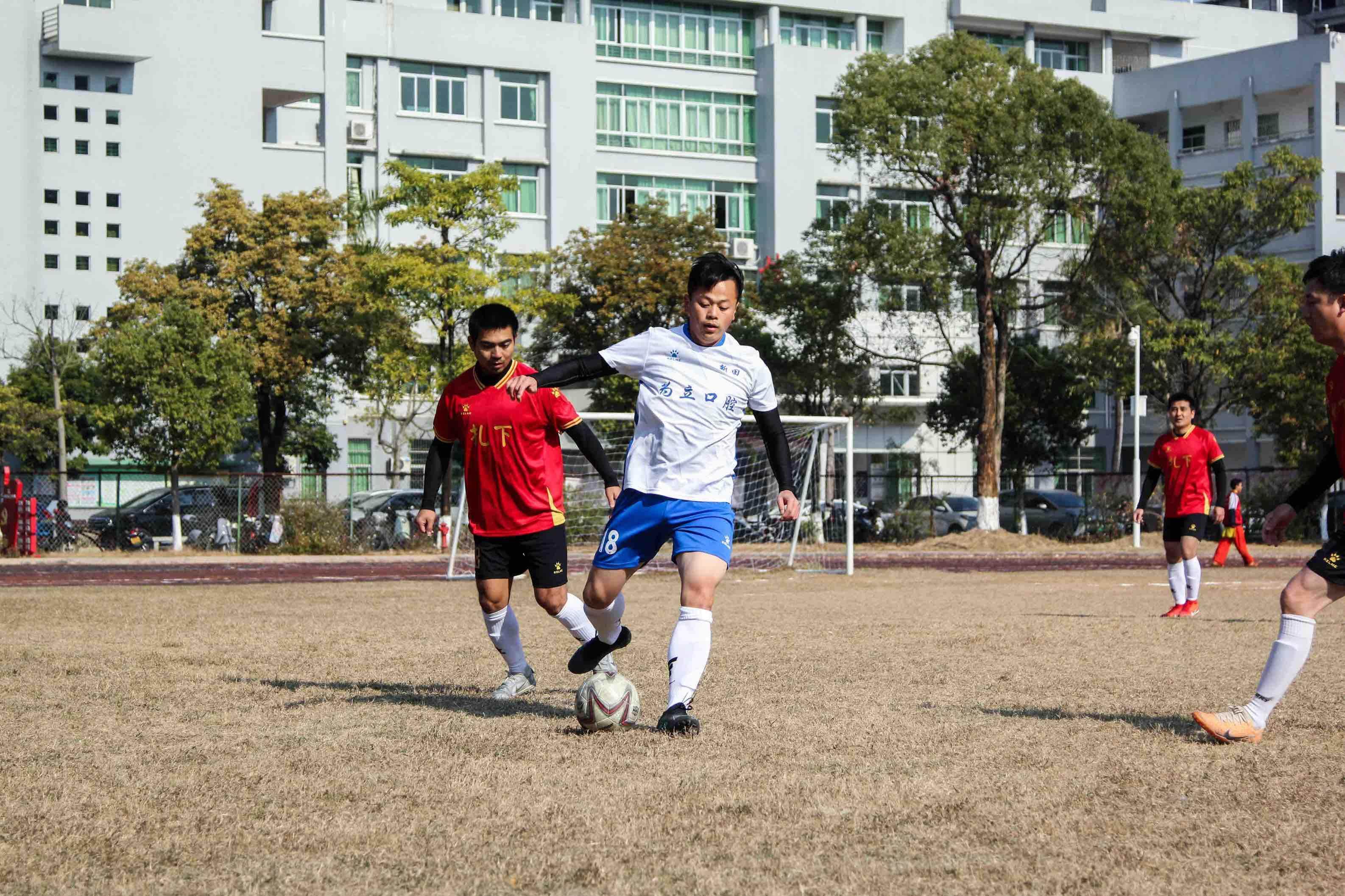 球员斗志昂扬，为比赛增添一道风景