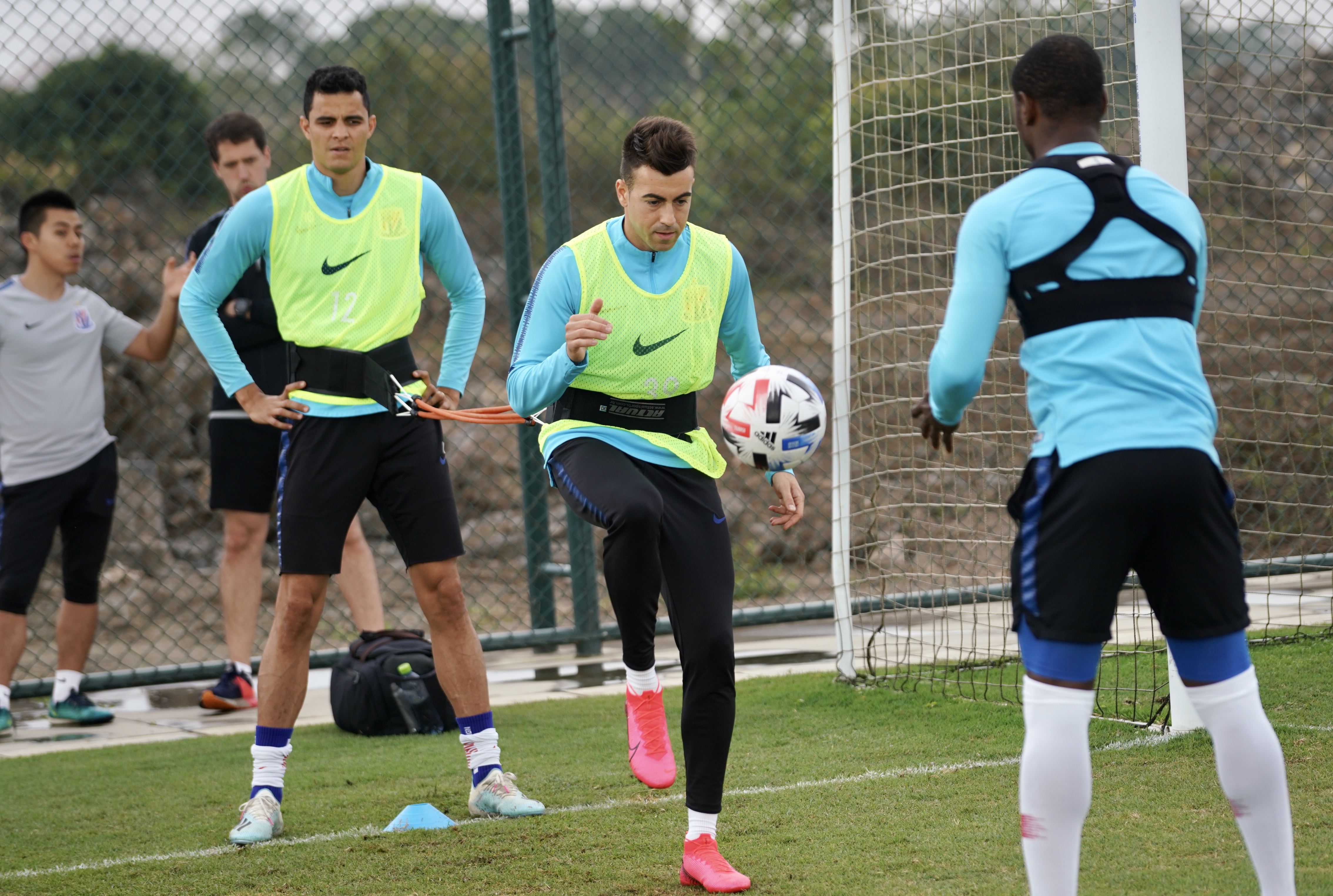 战术配合紧密，球队迅速适应比赛节奏的简单介绍