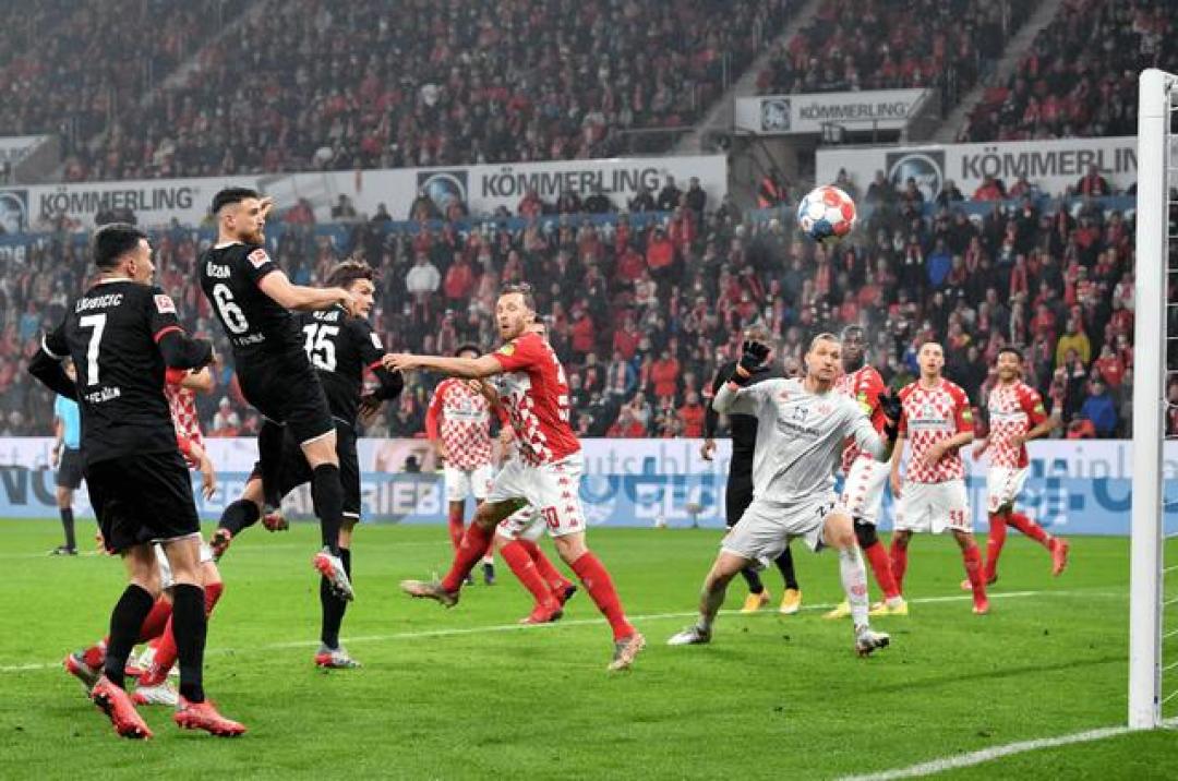 法兰克福球员踢出漂亮进球,向欧洲豪门宣战的简单介绍 法兰克福球员踢出漂亮进球,向欧洲豪门宣战的简单介绍