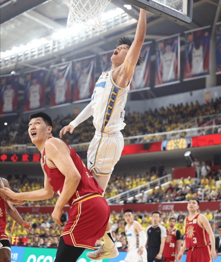 开云平台-球迷争议罚球判罚，参赛队员争抢犯规事件