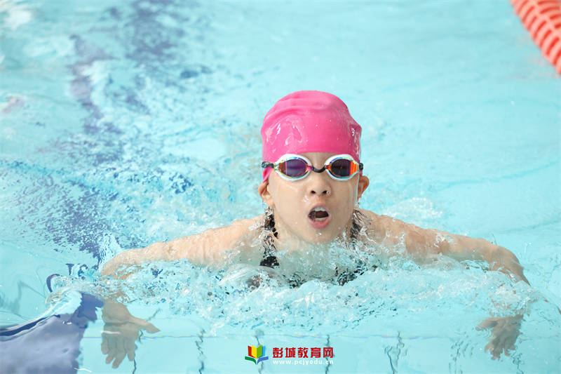 游泳比赛中有惊喜发生,选手表现出色 游泳比赛中有惊喜发生,选手表现出色