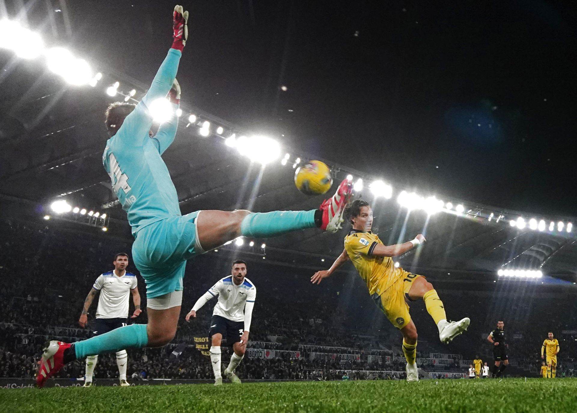 乌迪内斯主场获胜，继续领先