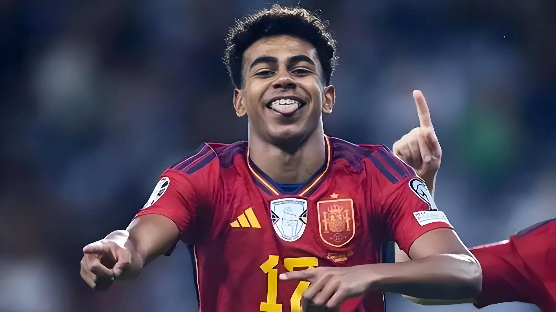 摩纳哥队后卫团结守住球门保持不失