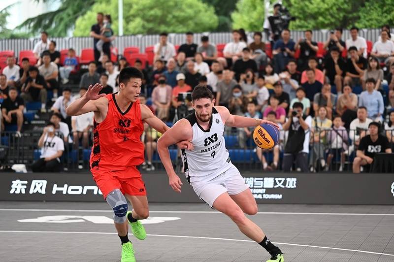 球迷热切关注着国际篮球赛事 球迷热切关注着国际篮球赛事