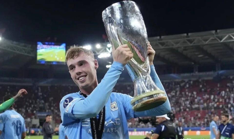 开云体育官网-英格兰前锋完成帽子戏法，助球队逆转