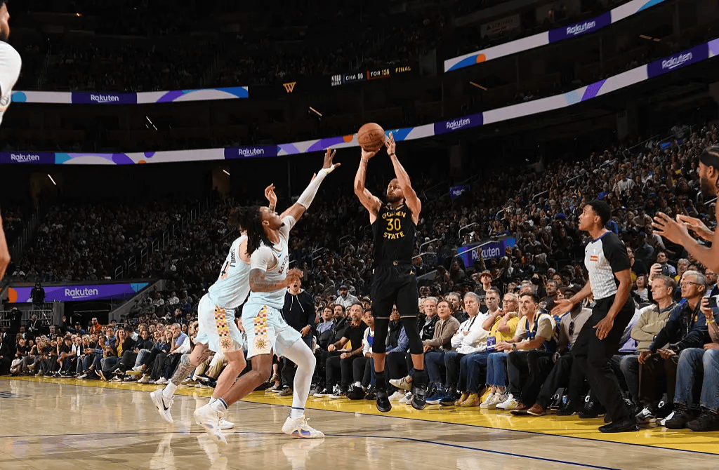 魔术客场击败黄蜂守住领先地位