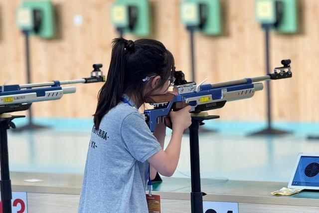 射击比赛选手射中靶心，豪取胜利