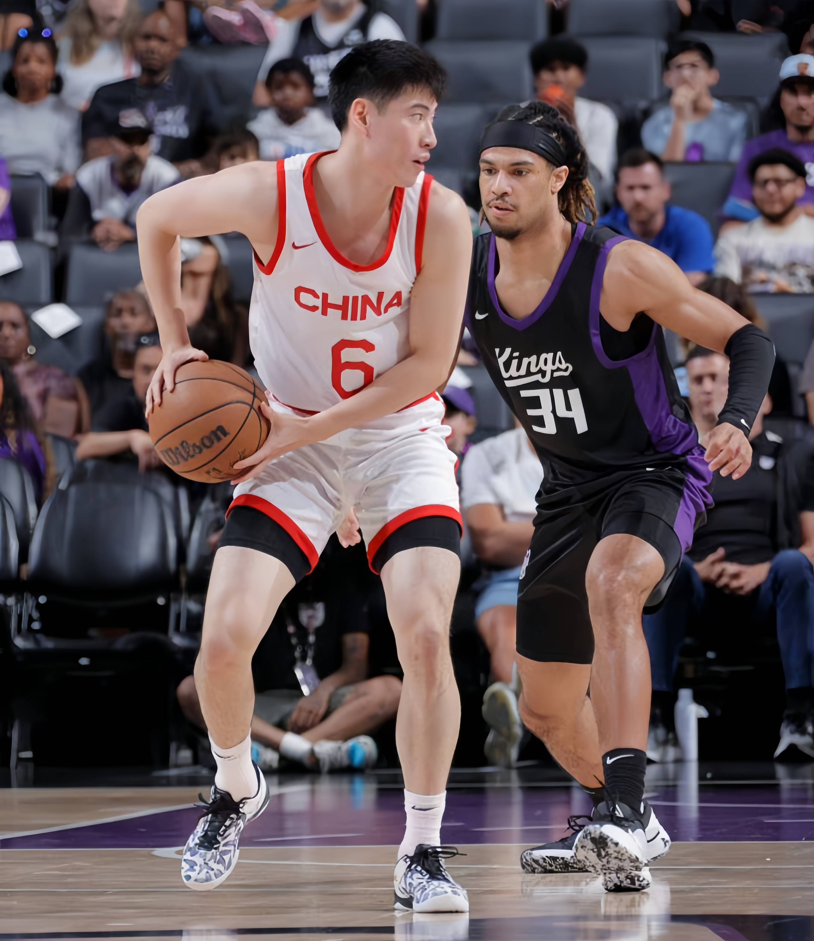 热血激战！篮球比赛中球员们斗志昂扬