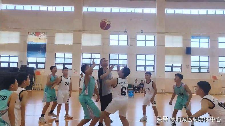 热血激战！篮球比赛中球员们斗志昂扬