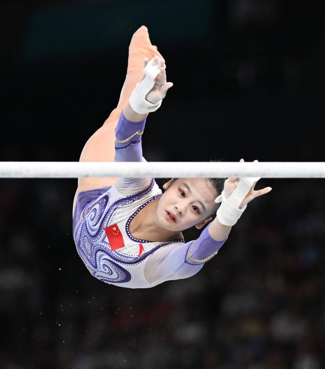 开云官网-体操比赛场上，中国选手频频登顶领奖台