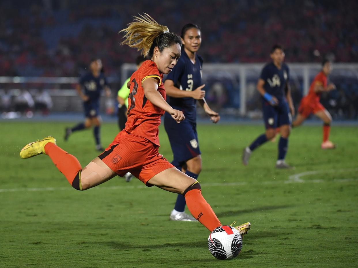 冲刺终点线！女足队员争取胜利！