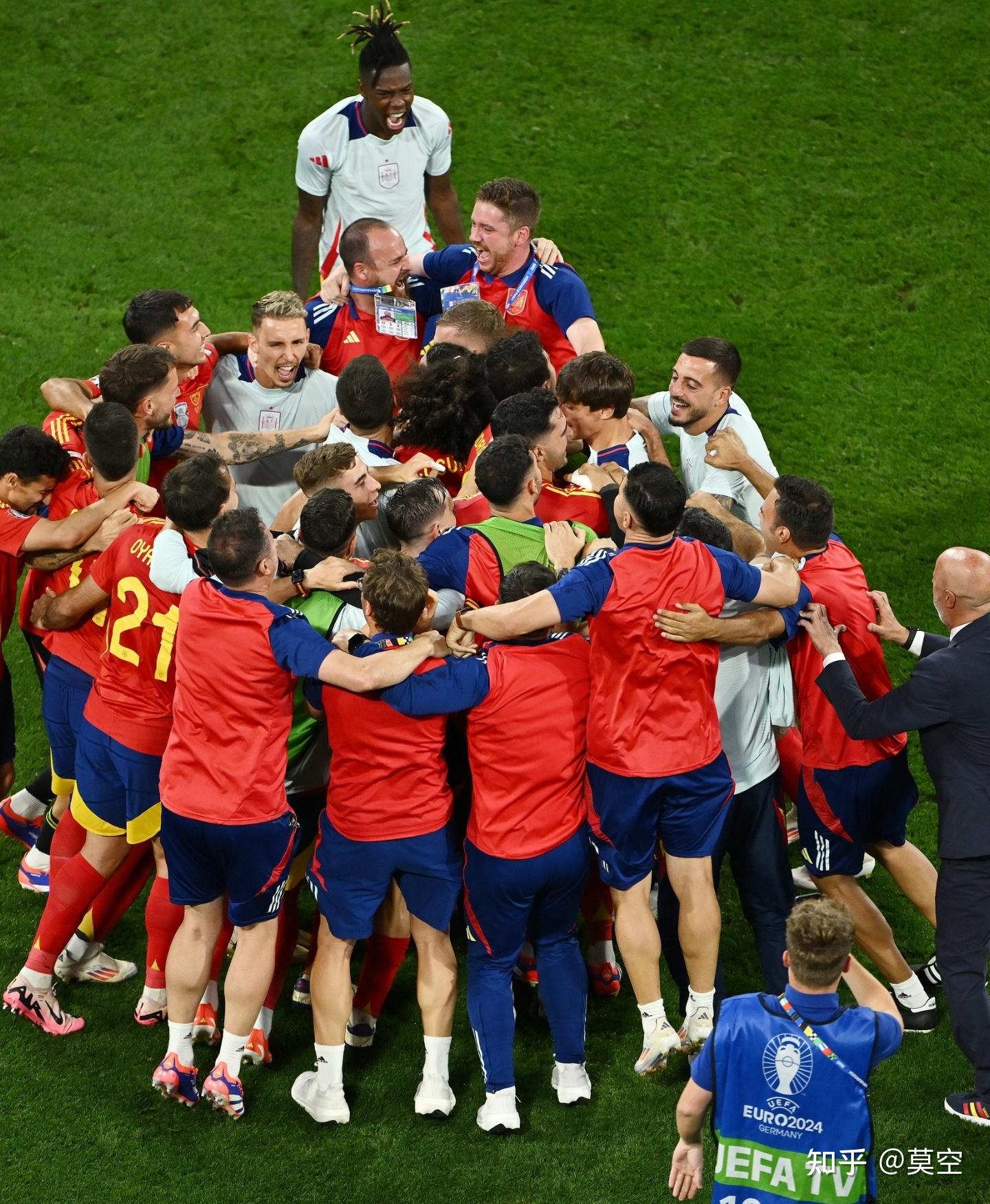 开云APP-双方拼尽全力！足球比赛场面十分激烈