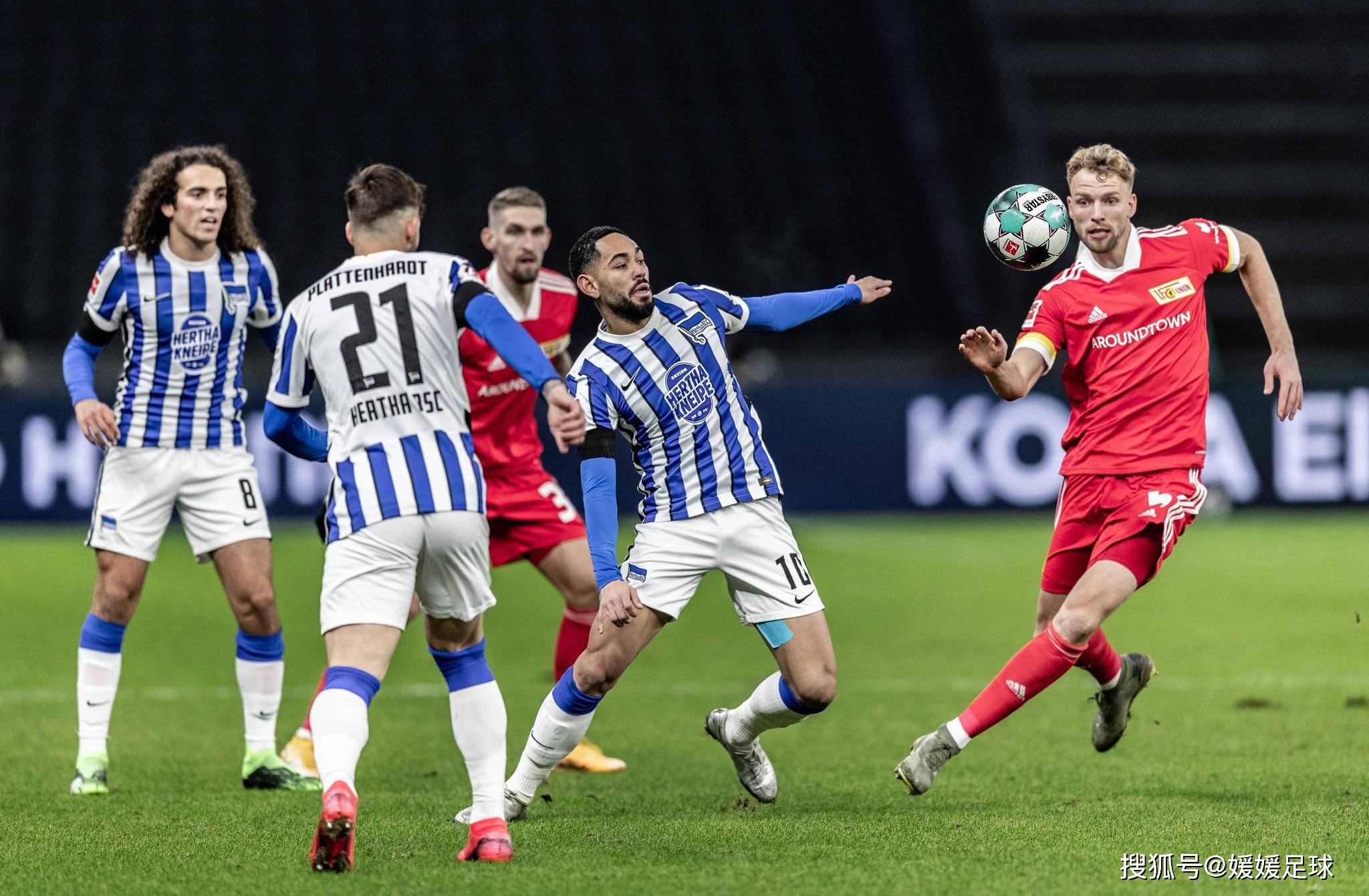 双方拼尽全力！足球比赛场面十分激烈