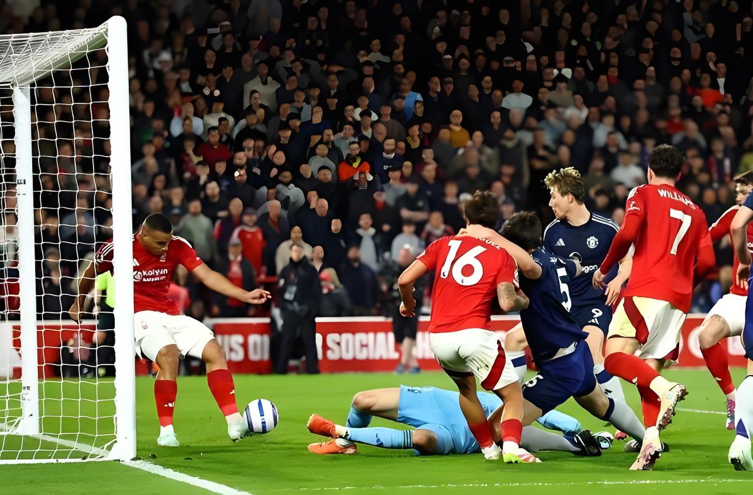 关于罗马打破不败记录，客场惨遭曼联反击的信息