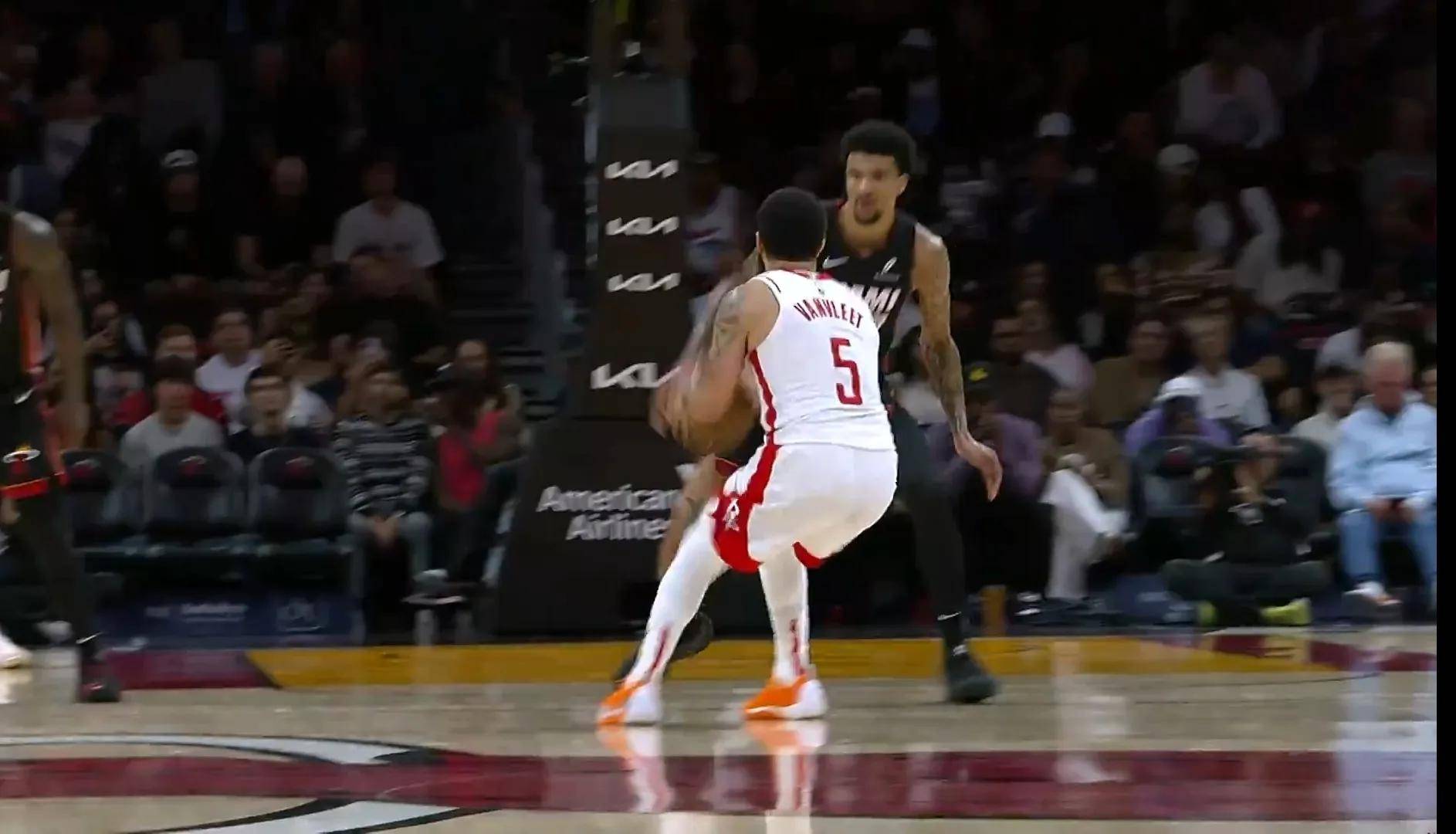 热火主场大胜黄蜂，登顶东部九连胜