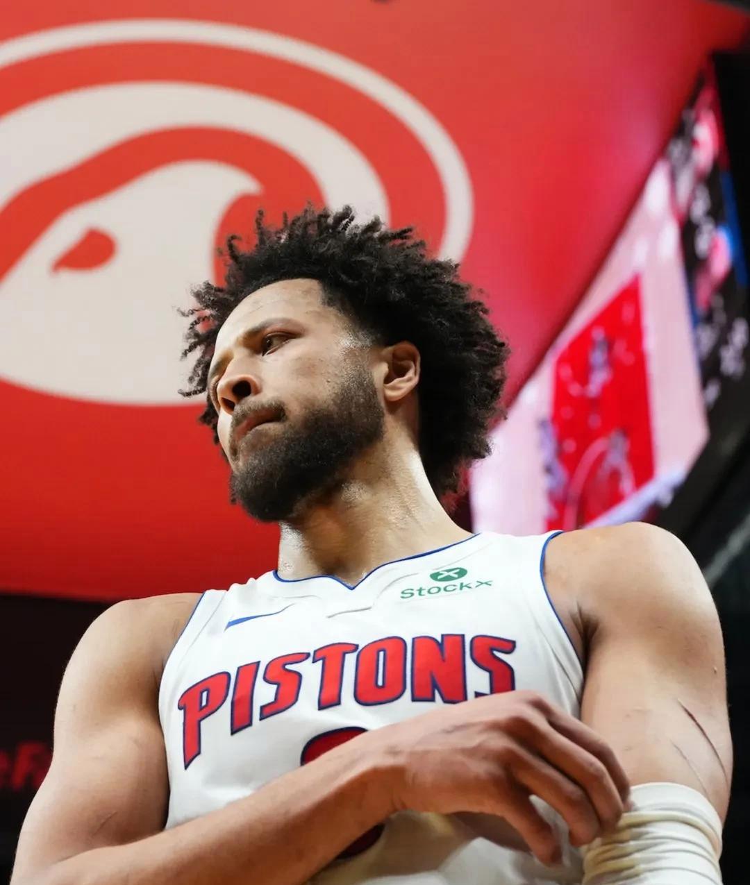 活塞队关键时刻稳定发挥，逆转击败对手