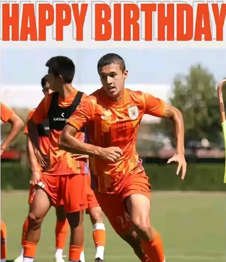 新晋篮球运动员展现出色表现，被誉为未来之星