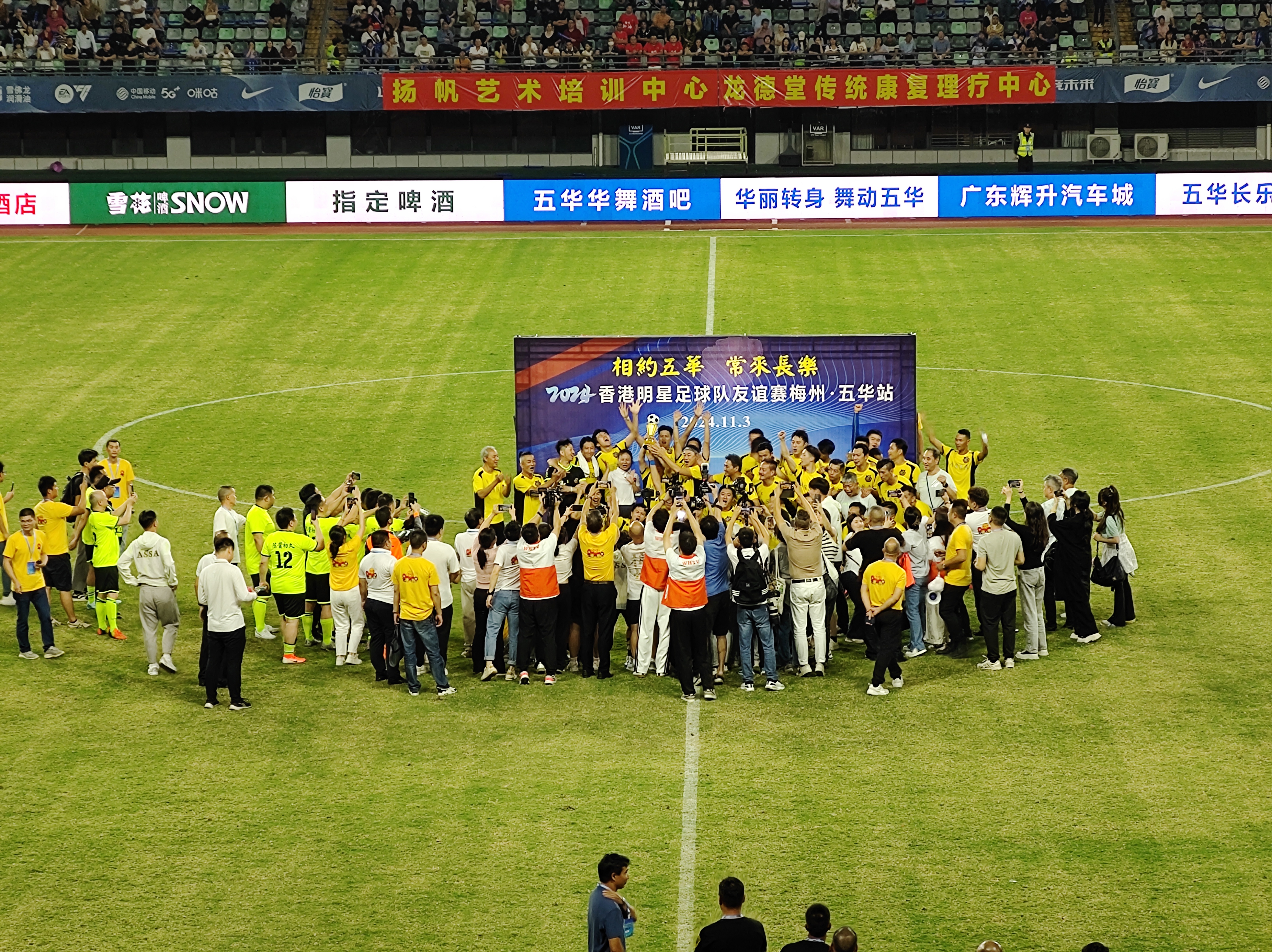 足球争霸赛事精华呈现，众国家强队同台竞技