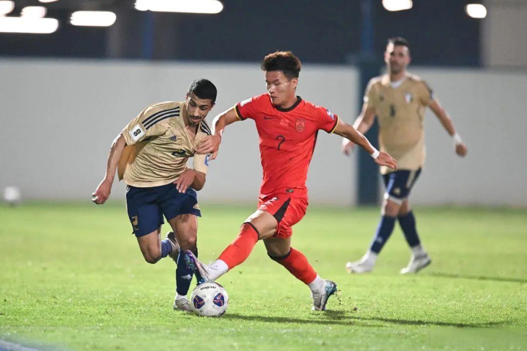 开云体育下载-国内足球比赛呈现白热化状态，球迷热情不减