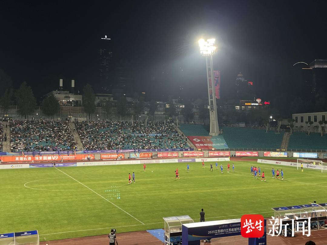 国内足球比赛呈现白热化状态，球迷热情不减