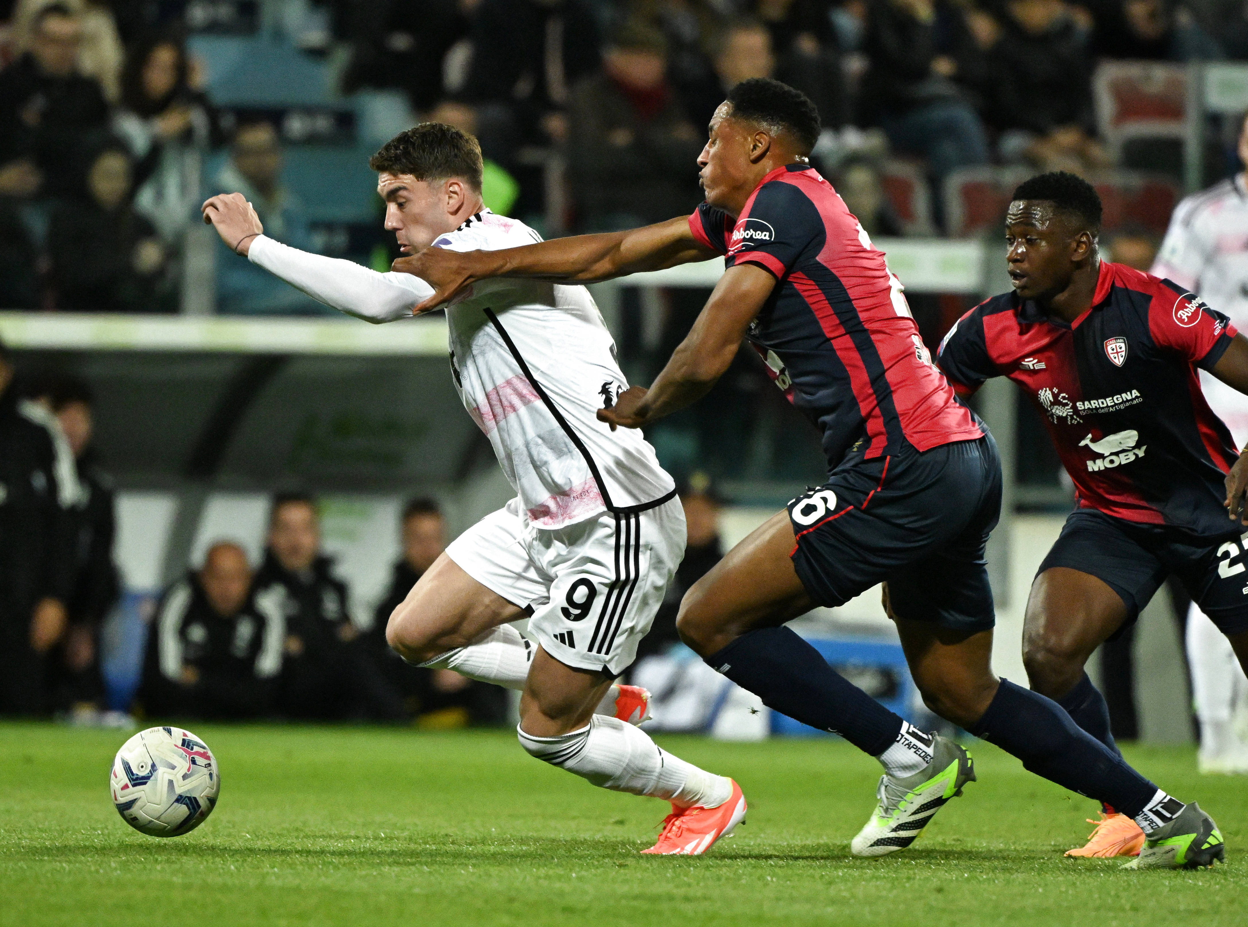 尤文图斯击败卡利亚里，豪取三分