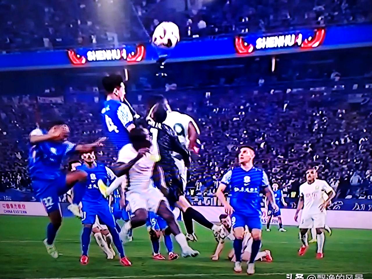 足球比赛现场发生冲突，裁判员被球迷围攻