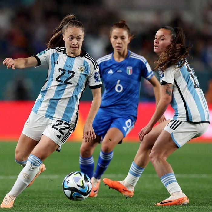 意大利女足选手在比赛中表现出色，引发热议