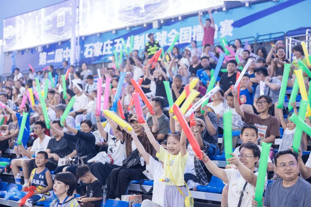 包含足球比赛场面燃情上演,观众沸腾欢呼的词条 包含足球比赛场面燃情上演,观众沸腾欢呼的词条