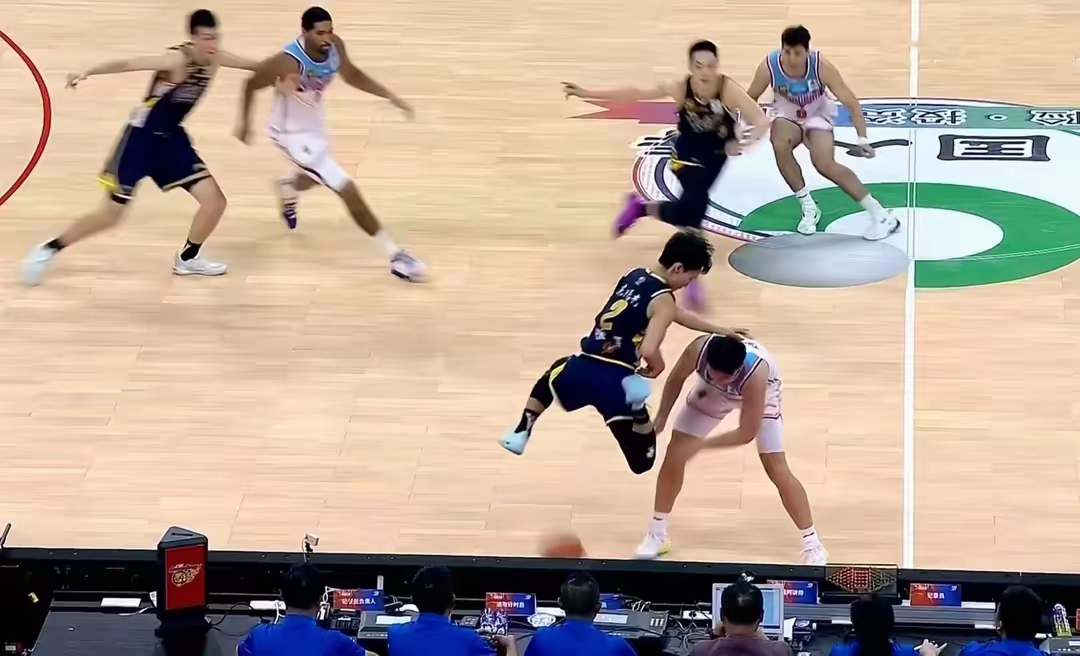 球队备赛情况备受关注，球员们备战艰难