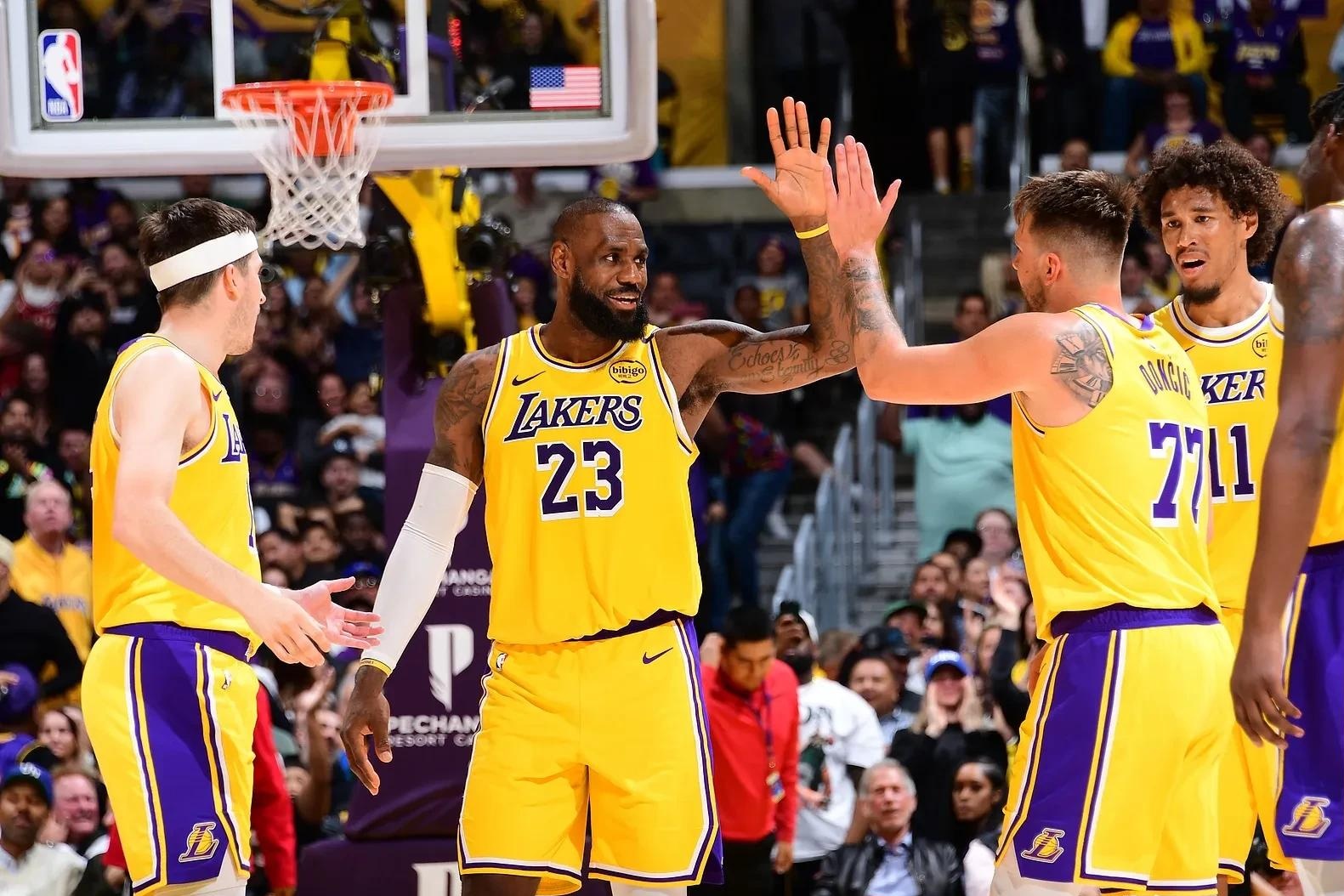 詹姆斯带领湖人队大胜国王队 詹姆斯带领湖人队大胜国王队