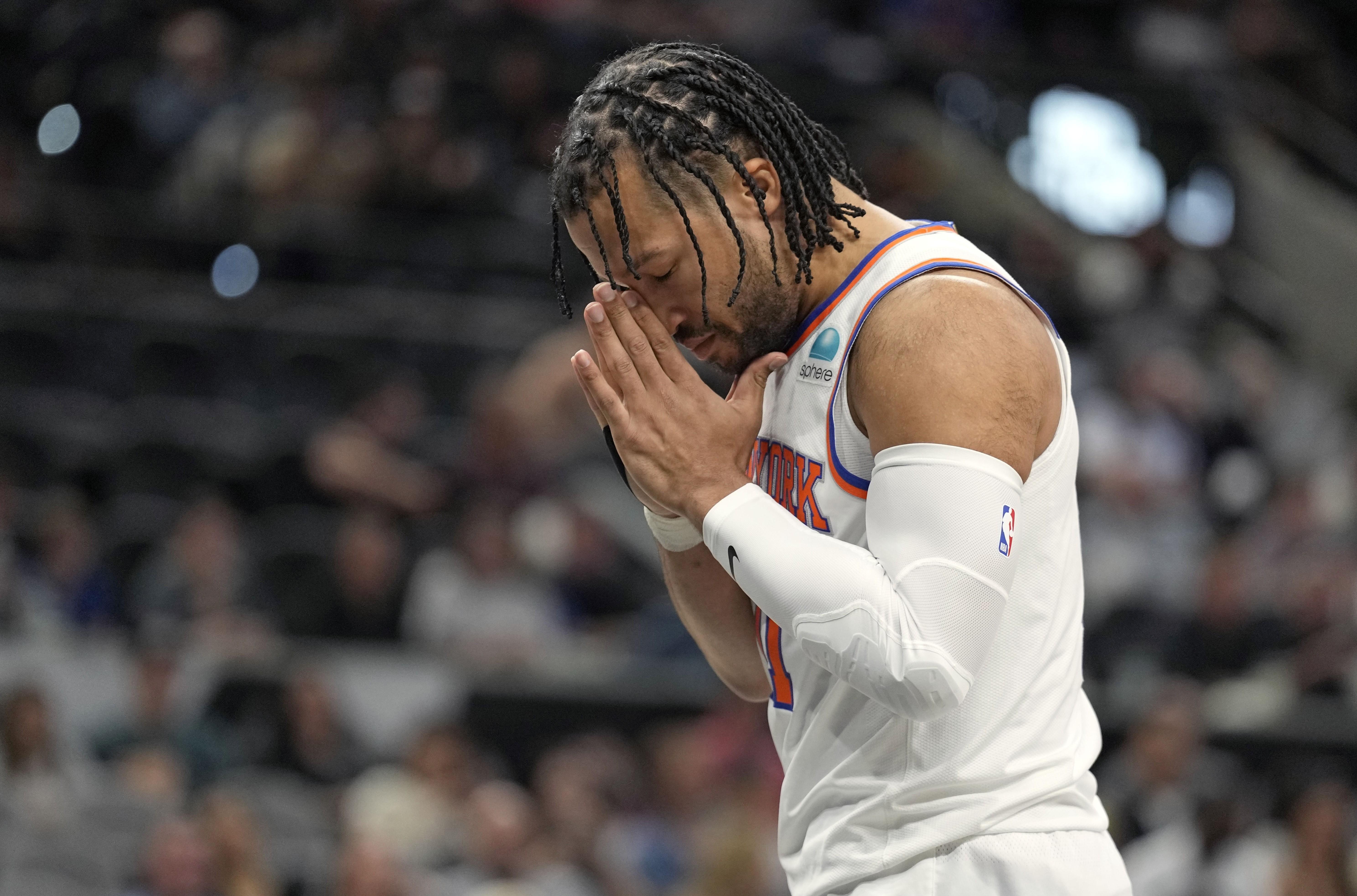 开云体育登录-76人客场惜败尼克斯，恩比德受伤提前退场