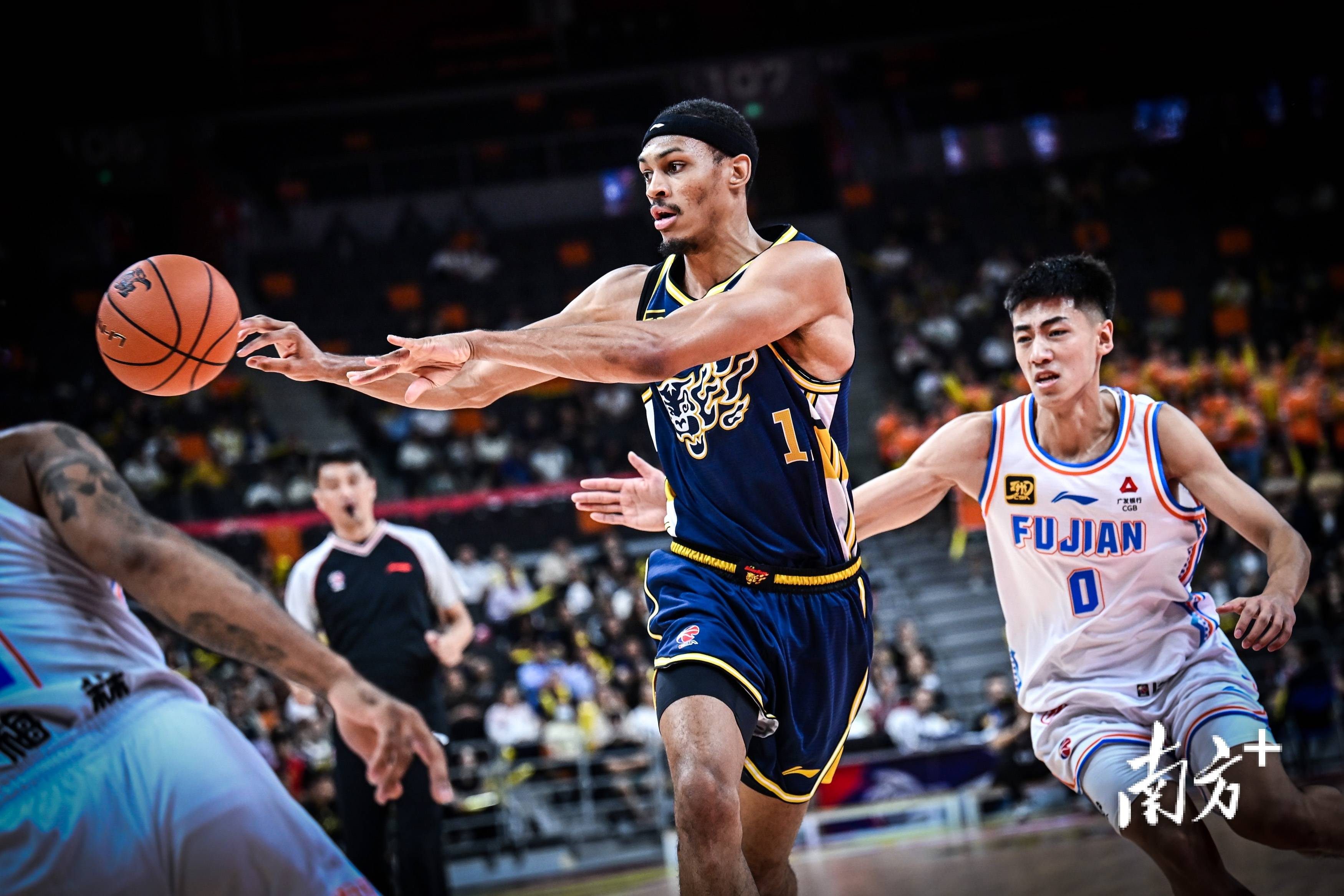 中国篮球超级联赛:广东男篮再次夺得冠军 中国篮球超级联赛:广东男篮再次夺得冠军